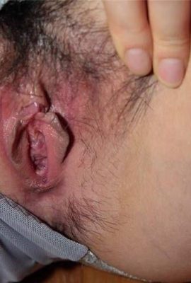 Verführerische junge Frau spielt beim Filmen (23P)