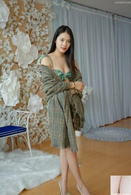 Ein reines und sanftes amerikanisches Model zieht sich bei einem privaten Fotoshooting mutig aus, um ihren wohlproportionierten Körper zu zeigen – Zhao Weiyi (38P)