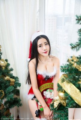 Die sexy Göttin Doudou Youlina verwandelt sich als Weihnachtsgeschenk in einen Bikini (50P)