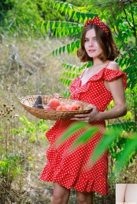 Das hübsche kleine Dorfmädchen, das im Obstgarten Pfirsiche pflückt, bietet Ihnen Pfirsiche an – Helana (40P)