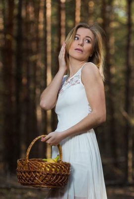 Nehmen Sie einen Obstkorb mit in den Wald für ein Picknick! Aislin (86P)