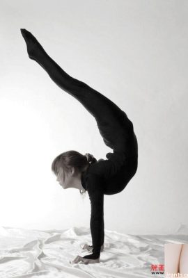 Das Mädchen zog sich aus und wusste nicht, ob sie Gymnastik oder Yoga machte – Yijia (LiTu100) (162P)
