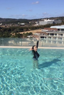Koreanisches hübsches Mädchen zeigt ihren perfekten Körper im Schwimmbad (30P)