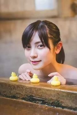 Das schöne Mädchen mit heller und milchiger Haut, das ein hellblaues Badetuch trägt, Momotsuki Nana, nimmt ein Thermalbad (21P)