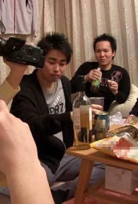 (Video) Ami Tokunaga, Teil von Japans lustigstem Tennisclub. Vollbusige Studentin trinkt zu Hause und spielt sofort (17P)