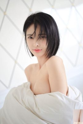 Zhu Keer Flower reist durch Guilin und schießt private Fotos in sexy Unterwäsche, die große Brüste und dicke Hintern zeigen (17P)