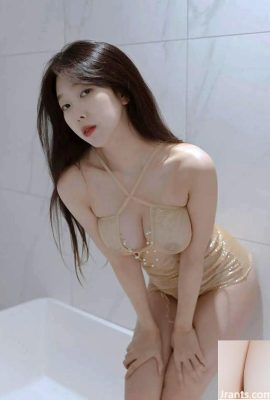 Die koreanische Schönheit Shanny wird im Badezimmer nass und verführerisch (32P)