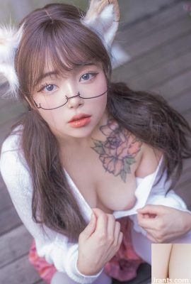 Koreanische Schönheit Jelly mit Fuchsohren und Zwillingsschwänzen (67P)