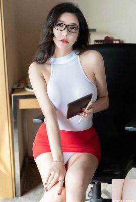 Die glamouröse Sekretärin Xinyan mit ihren großen Brüsten und ihrem fetten Arsch ist beim Posieren und Posieren sehr verführerisch (41P)