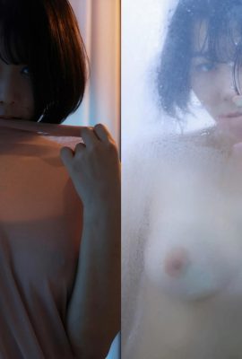 Kurzhaariges süßes Mädchen nimmt zu Hause im Badezimmer ein Bad, „Versuchung des nassen Körpers“, weiße und zarte schöne Brüste schlagen (34P)