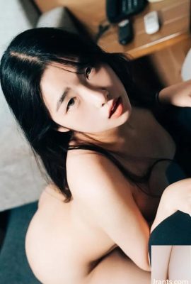 Die koreanische Schönheit SonSon interagiert intim mit ihrem Freund zu Hause (36P)