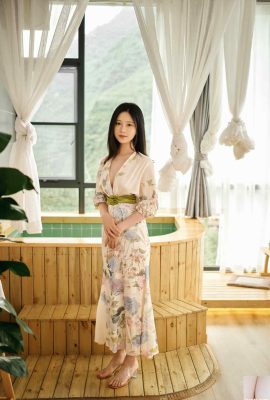 Schöne Frau in japanischer Kleidung mit schönen Brüsten