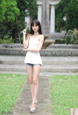 (Modelfoto) Die schönen Beine des taiwanesischen Models Lola, privat vor Ort aufgenommen (32P)
