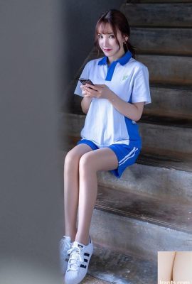 Die Schülerin Zhou Yuxi spielte heimlich mit ihrem Mobiltelefon und wurde von Lehrerin Yin Fei (49P) diszipliniert.
