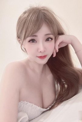 Schatz „Zhang Xiaorou“ mit wunderschönen Brüsten ist weiß und zart, und ihre Augen sind voller auffälliger tiefer Furchen, die kurz vor dem Platzen stehen (10P)