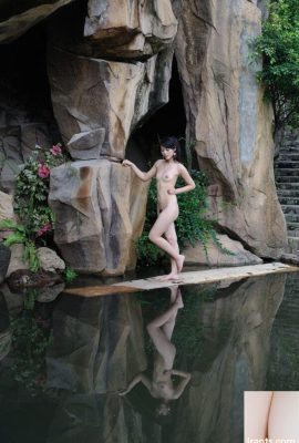 Das langhaarige Schönheitsmodel Lian'er zog sich nackt aus und machte mutig private Fotos von ihrem Körper an einem malerischen Ort (87P)