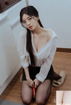 Koreanische Schönheit Purm, Brille, weißes Hemd, schwarze Strümpfe, Versuchung (32P)