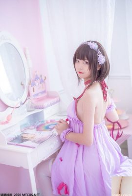 Das junge Model Sonoko zeigt ihre perfekte Figur auf einem bezaubernden Foto von sich selbst in einem farbenfrohen Kimono + rosa Strapsrock in ihrem Privatzimmer (32P)
