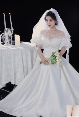 Die schöne und zarte Braut zog ihr Hochzeitskleid aus und konnte es kaum erwarten, aufgeregt zu sein.