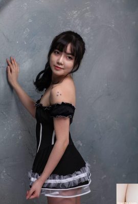 Koreanisches Model-Mädchen zieht sich nackt aus und spreizt ihre Beine, Foto – (46P)