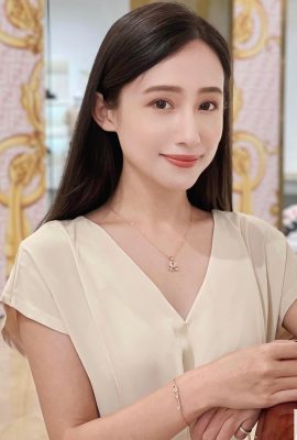 Das reine und schöne Mädchen „Wei Wei'an“ hat ein ätherisches Temperament wie eine Fee, eine weiße und zarte Figur und auffällige Kurven (10P)