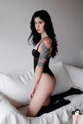 (Suicide Girls) Acuarian – Ich verzaubere dich