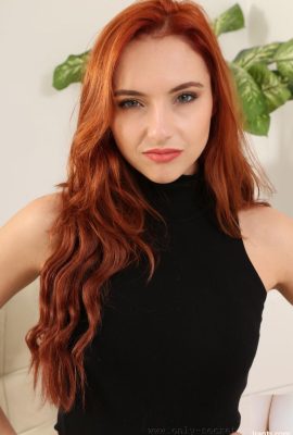 Model mit roten, welligen Haaren, Sophia Blake, zieht sich aus und posiert in hauchdünnen Strumpfhosen (20P)