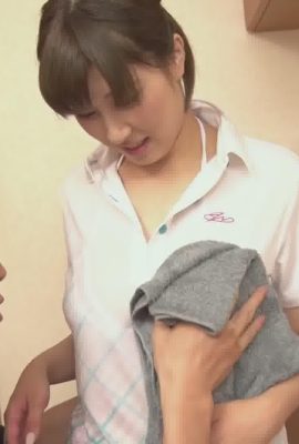 Eine Lieferbotin mit Wasser zu bespritzen, bringt ihre großen Brüste zum Vorschein!  – Honoka Orihara (130P)