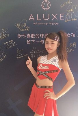 Das stärkste Highlight der Weiquanlong-Cheerleaderinnen! Das süße Mädchen hat ein bezauberndes Lächeln und ihre „weißen Beine“ sind ein echter Hingucker…Online ansehen: Die neue Fußballsaison ist da (14P
