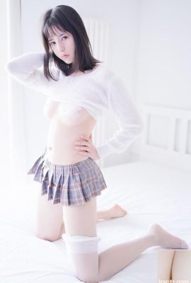 Das süße und süße Mädchen Ai Lili hat ein kindliches Gesicht, eine schöne Haut und ist charmant (29P)