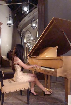 Das elegante Mädchen, das in Golden Sanmai Klavier spielt, das kleine Kleid kann ihre schönen Kurven nicht verbergen ~ Yan Yan'er (10P)