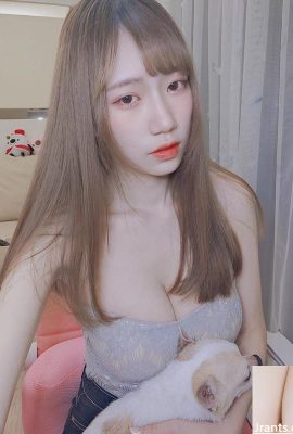 Das hübsche Mädchen Zhihan zieht einen roten Bikini an und ihre sexy Eier springen heraus, superheiß (71P)