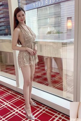 Das schöne Mädchen Xue Erlin zieht im Hotelpool einen Bikini an und befreit sich, ihre schönen Brüste sind bereit zum Vorschein (38P)