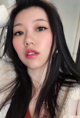Der durchsichtige Gazemantel des süßen, hübschen Mädchens Ye Ye sieht wunderschön und sexy aus (19P)
