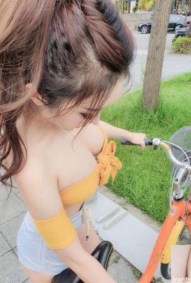 Ich werde von nun an jeden Tag UBIKE fahren!  „Mädchen mit heller Haut und zarten Brüsten“ senkt den Kopf, um das Auto zu führen … riesige Scheinwerfer, um Gäste zu treffen: Das ist F~ Yun Yan (12P)