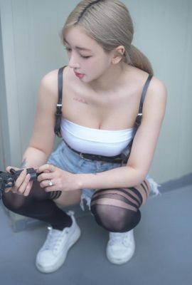 (Jia) Koreanisches blondes Mädchen mit langen Beinen und heller Haut wird immer gereizter, je länger man es betrachtet (58P)