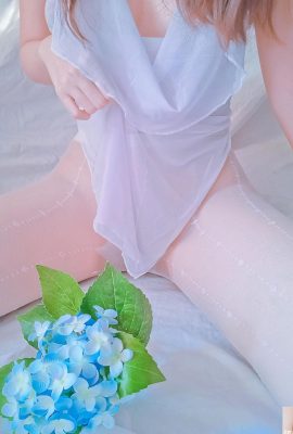 (Internet-Sammlung) Junges Mädchen einer Internet-Berühmtheit liegt sanft auf der Bettdecke – Beauty in Flowers (28P)