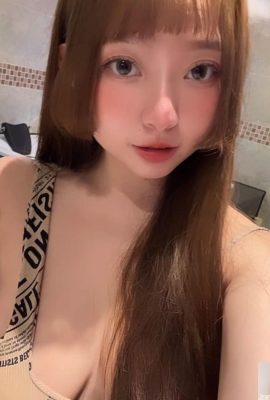 Das schöne Mädchen „Zhan Zhuzhu“ hat eine pralle Oberweite, die ihre vollen Brüste zur Schau stellt, was spektakulär ist (10P)