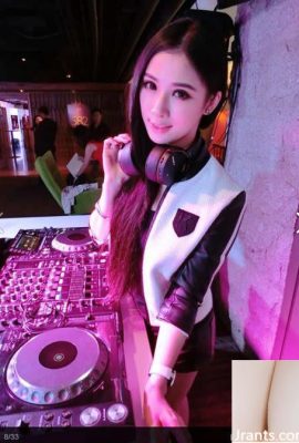 Das malaysische DJ-Girl Freeze (Pennie Tan) hat trotz ihrer ruhigen Erscheinung ein aktives Herz (13P)