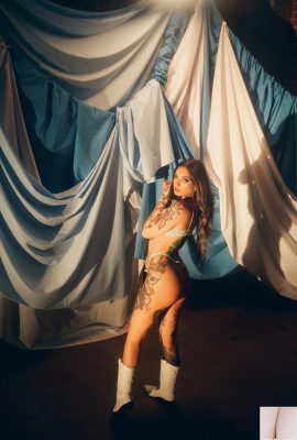Playboy – Taylor White in Blautönen
