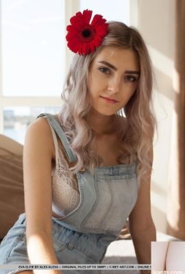 Die junge Blondine Eva Elfie zeigt ihren tollen Körper mit einer Blume im Haar (18P)