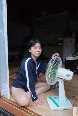 (Yui) Das hellhäutige und schönbrüstige Mädchen ist so heiß, wenn es in die Luft spritzt. Das Bild ist ein echter Hingucker (80P).