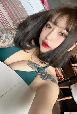 Mit einem frischen und süßen Gesicht und einem exquisiten Rosentattoo strahlt diese Schönheit einzigartigen Charme und sanftes Temperament aus (Tiantian IGtianwanyu_)