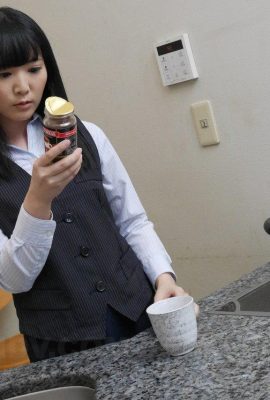 Das süße japanische Büromädchen Yui Watanabe bekommt einen Creampie von ihrem Kollegen (21P)