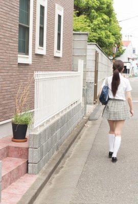 Japanisches Schulmädchen zieht ihre Uniform aus und hat Sex mit ihrem Stiefvater (16P)