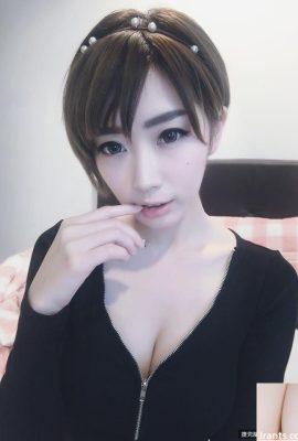 Sexy Chen Qianjing mit entblößten kleinen Brüsten (10P)