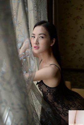 (Sexy chinesisches Model) Das sexy schwarze Strümpfe-Top des eleganten chinesischen Models Lin Meimei