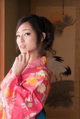 Chiaki Hidaka (20P), nachdem sie sich an einer steifen Yukata-Schönheit betrunken hatte