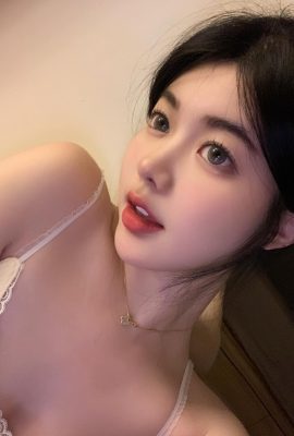 Das heiße Top-Model „Yixin YiXin“ entblößte ihre weißen und zarten Brüste und ließ das Publikum die Kontrolle verlieren (42P)