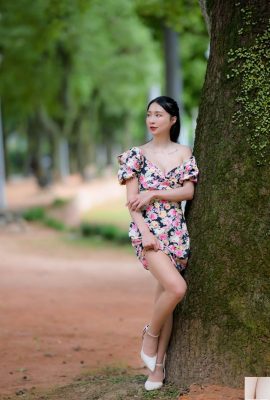 (Extrakapitel über schöne Beine) Schönes langbeiniges Model Sunny in einem Kleid mit High Heels und schönen Beinen (115P)